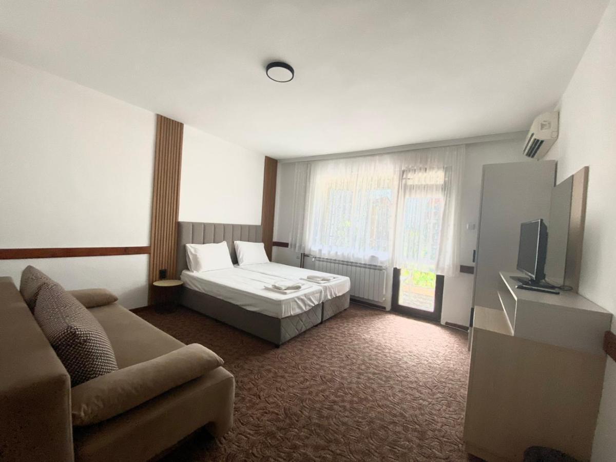 Хотел М1 Hotell Primorsko Exteriör bild