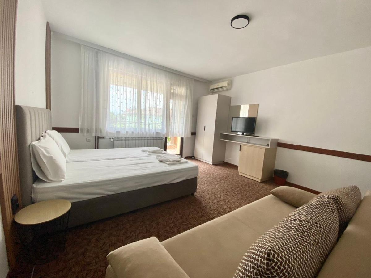 Хотел М1 Hotell Primorsko Exteriör bild
