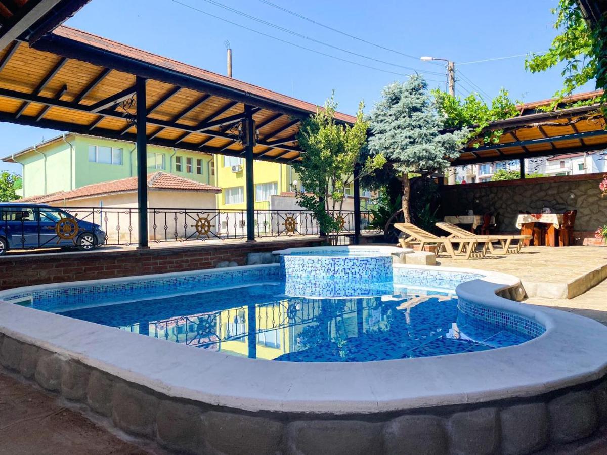 Хотел М1 Hotell Primorsko Exteriör bild