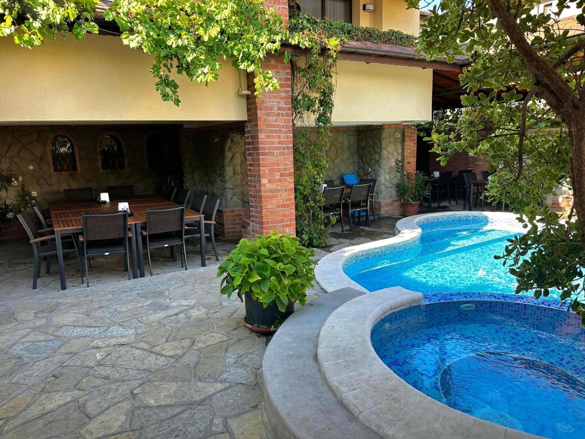 Хотел М1 Hotell Primorsko Exteriör bild
