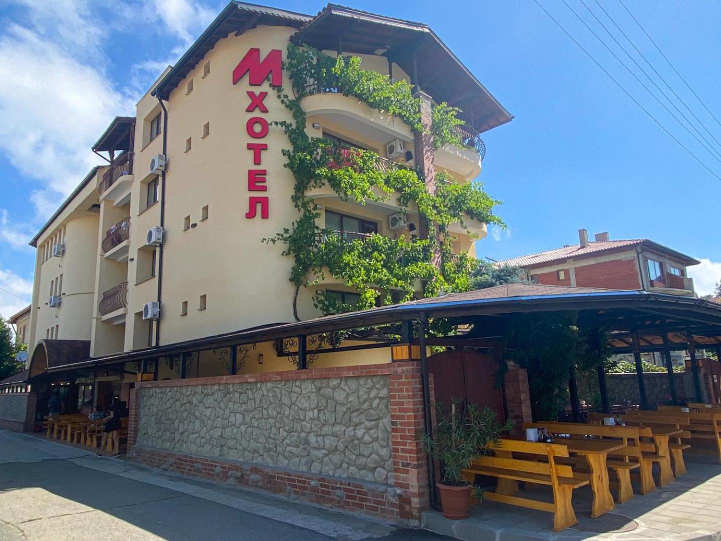 Хотел М1 Hotell Primorsko Exteriör bild